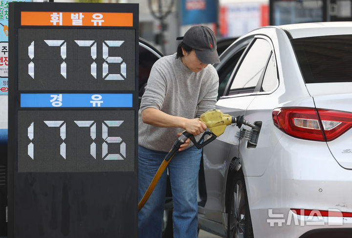 [서울=뉴시스] 황준선 기자 = 2차 석유 최고 가격제 시행 첫날인 27일 유가가 저렴한 서울 서초구 만남의 광장 주유소에서 운전자들이 주유를 하고 있다. 정부는 전날 2차 최고가격제 고시를 통해 도매가격을 휘발유 리터당 1934원, 경유 리터당 1923원 수준으로 책정했다. 업계에서는 소비자가 체감하는 본격적인 소매가격 상승은 기존 재고 소진 여부와 개별 주유소 가격 전략에 따라 시차를 두고 주말부터 나타날 것으로 보고 있다. 2026.03.27. hwang@newsis.com