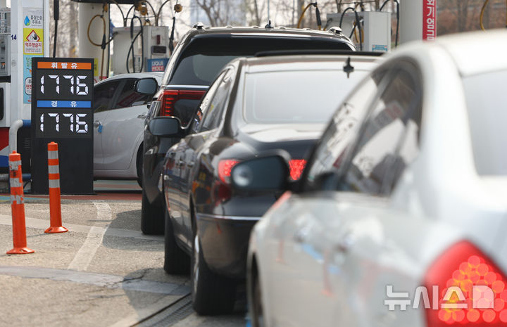 [서울=뉴시스] 황준선 기자 = 2차 석유 최고 가격제 시행 첫날인 27일 유가가 저렴한 서울 서초구 만남의 광장 주유소에 주유를 하려는 차량들이 대기하고 있다. 정부는 전날 2차 최고가격제 고시를 통해 도매가격을 휘발유 리터당 1934원, 경유 리터당 1923원 수준으로 책정했다. 업계에서는 소비자가 체감하는 본격적인 소매가격 상승은 기존 재고 소진 여부와 개별 주유소 가격 전략에 따라 시차를 두고 주말부터 나타날 것으로 보고 있다. 2026.03.27. hwang@newsis.com