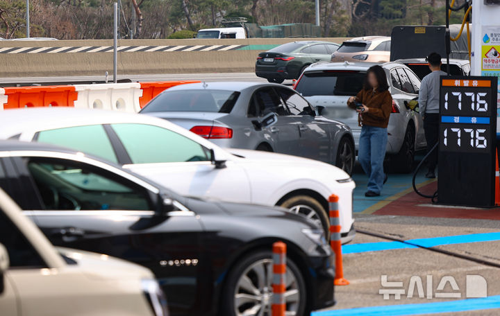 [서울=뉴시스] 황준선 기자 = 2차 석유 최고 가격제 시행 첫날인 27일 유가가 저렴한 서울 서초구 만남의 광장 주유소에 주유를 하려는 차량들이 대기하고 있다. 정부는 전날 2차 최고가격제 고시를 통해 도매가격을 휘발유 리터당 1934원, 경유 리터당 1923원 수준으로 책정했다. 업계에서는 소비자가 체감하는 본격적인 소매가격 상승은 기존 재고 소진 여부와 개별 주유소 가격 전략에 따라 시차를 두고 주말부터 나타날 것으로 보고 있다. 2026.03.27. hwang@newsis.com
