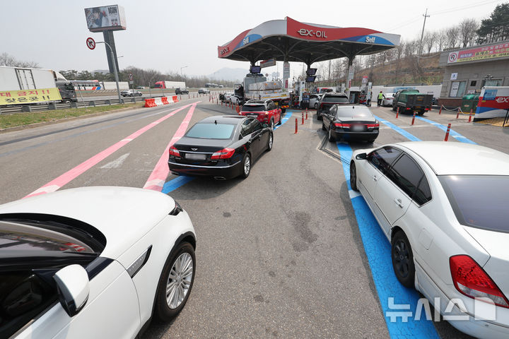 [서울=뉴시스] 황준선 기자 = 2차 석유 최고 가격제 시행 첫날인 27일 유가가 저렴한 서울 서초구 만남의 광장 주유소에 주유를 하려는 차량들이 대기하고 있다. (사진은 이해를 돕기 위한 것으로 기사 내용과 관련 없음) 2026.03.27. hwang@newsis.com