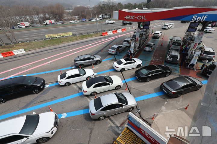 [서울=뉴시스] 황준선 기자 = 2차 석유 최고 가격제 시행 첫날인 지난달 27일 유가가 저렴한 서울 서초구 만남의 광장 주유소에 주유를 하려는 차량들이 대기하고 있다. 2026.03.27. hwang@newsis.com