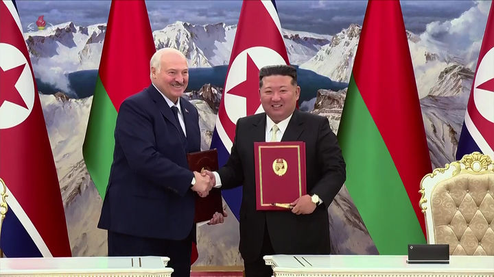 [서울=뉴시스] 김정은 북한 국무위원장이 지난 26일 평양에서 알렉산드르 루카셴코 벨라루스 대통령과 양국 간 '친선 및 협조에 관한 조약' 관련 회담을 진행했다고 조선중앙TV가 27일 보도했다. (사진=조선중앙TV 캡처) 2026.03.27. photo@newsis.com *재판매 및 DB 금지