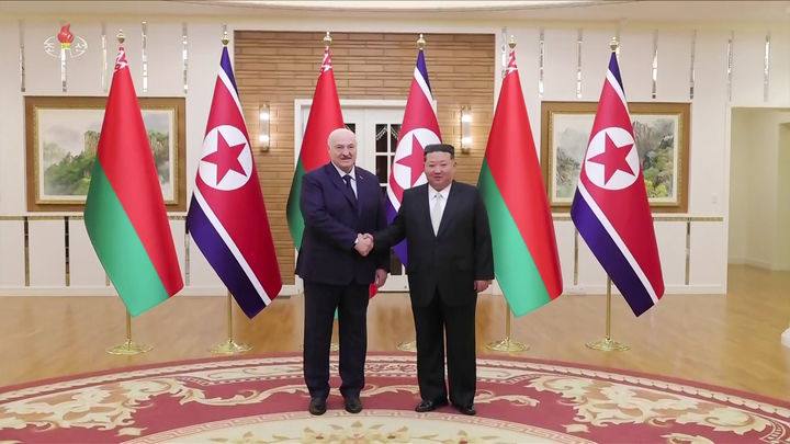 [서울=뉴시스] 김정은 북한 국무위원장이 지난 26일 평양에서 알렉산드르 루카셴코 벨라루스 대통령과 양국 간 '친선 및 협조에 관한 조약' 관련 회담을 진행했다고 조선중앙TV가 27일 보도했다. (사진=조선중앙TV 캡처) 2026.03.27. photo@newsis.com *재판매 및 DB 금지