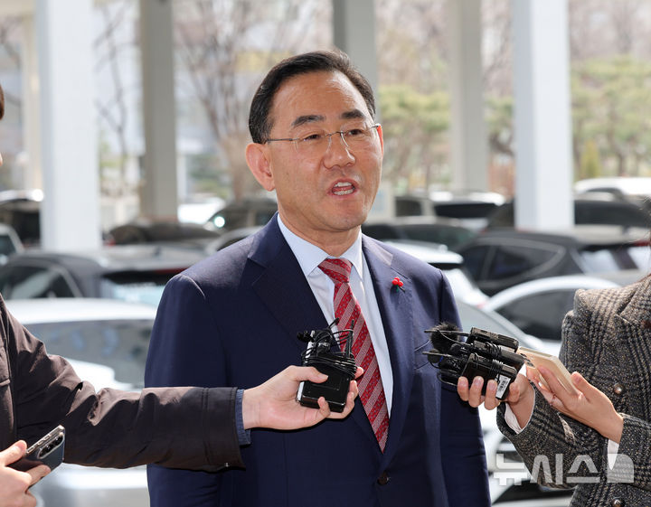 [서울=뉴시스] 배훈식 기자 = 주호영 국민의힘 의원이 27일 오후 양천구 서울남부지방법원에서 열린 국민의힘 지방선거 대구시장 공천배제결정 효력정지 가처분 신청 심문에 출석하며 취재진의 질문에 답하고 있다. 2026.03.27. dahora83@newsis.com