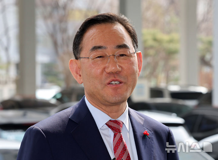 [서울=뉴시스] 배훈식 기자 = 주호영 국민의힘 의원이 27일 오후 양천구 서울남부지방법원에서 열린 국민의힘 지방선거 대구시장 공천배제결정 효력정지 가처분 신청 심문에 출석하며 취재진의 질문에 답하고 있다. 2026.03.27. dahora83@newsis.com