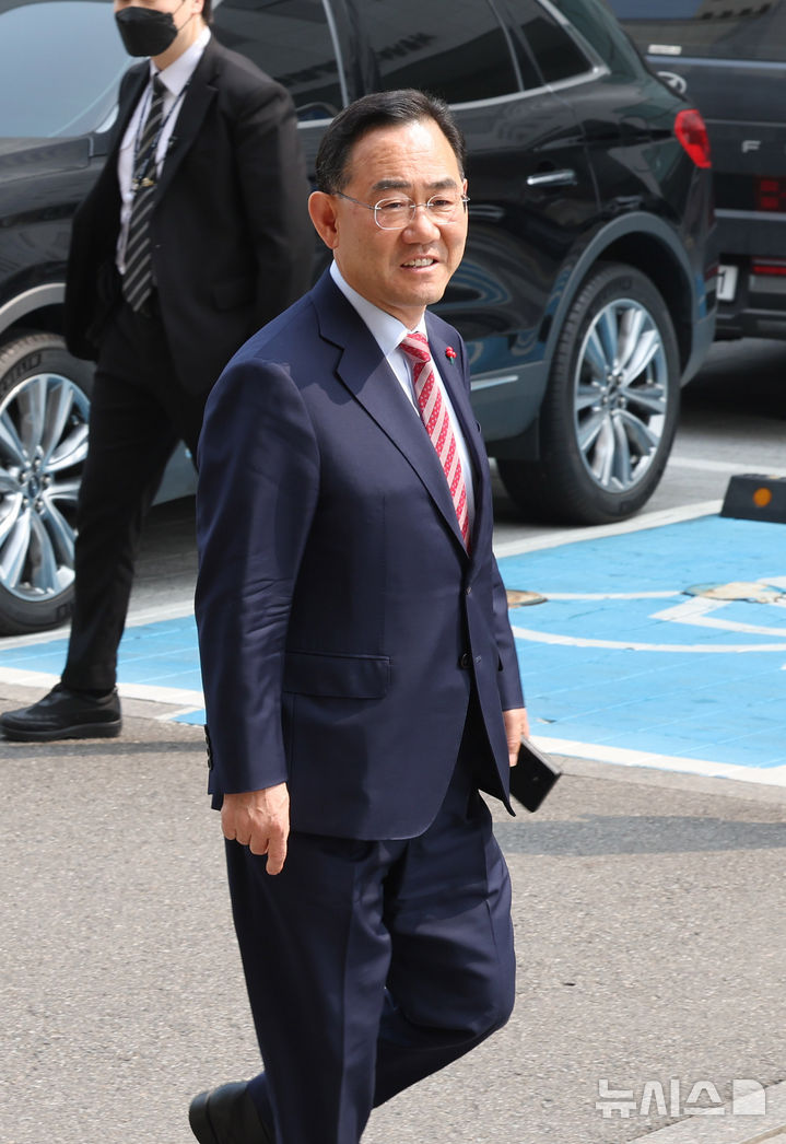 [서울=뉴시스] 배훈식 기자 = 주호영 국민의힘 의원이 27일 오후 양천구 서울남부지방법원에서 열린 국민의힘 지방선거 대구시장 공천배제결정 효력정지 가처분 신청 심문에 출석하고 있다. 2026.03.27. dahora83@newsis.com