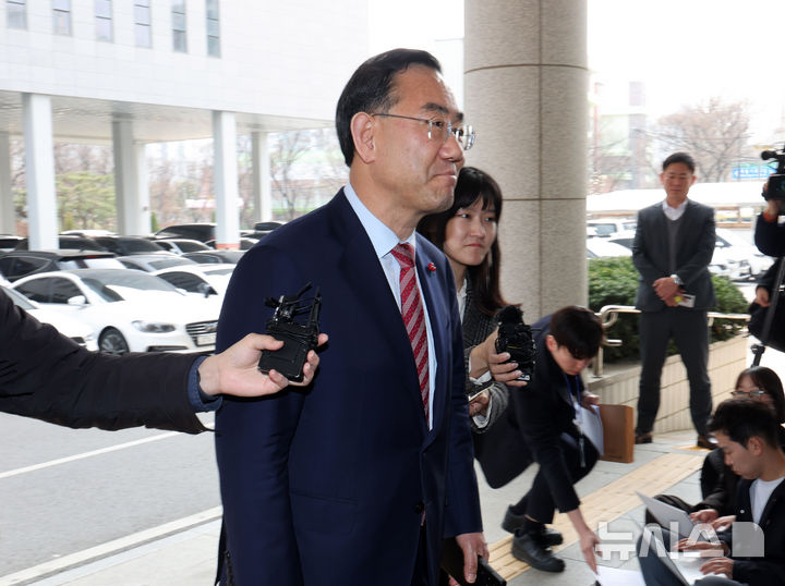 [서울=뉴시스] 배훈식 기자 = 주호영 국민의힘 의원이 27일 오후 양천구 서울남부지방법원에서 열린 국민의힘 지방선거 대구시장 공천배제결정 효력정지 가처분 신청 심문에 출석하고 있다. 2026.03.27. dahora83@newsis.com