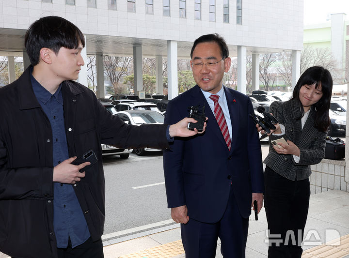 [서울=뉴시스] 배훈식 기자 = 주호영 국민의힘 의원이 27일 오후 양천구 서울남부지방법원에서 열린 국민의힘 지방선거 대구시장 공천배제결정 효력정지 가처분 신청 심문에 출석하며 취재진의 질문에 답하고 있다. 2026.03.27. dahora83@newsis.com