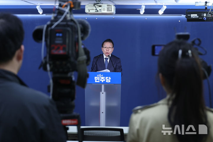 [서울=뉴시스] 고승민 기자 = 김이수 더불어민주당 공천관리위원장이 27일 서울 여의도 당사에서 부산시장 후보 등 공천 심사 결과 발표를 하고 있다. 2026.03.27. kkssmm99@newsis.com