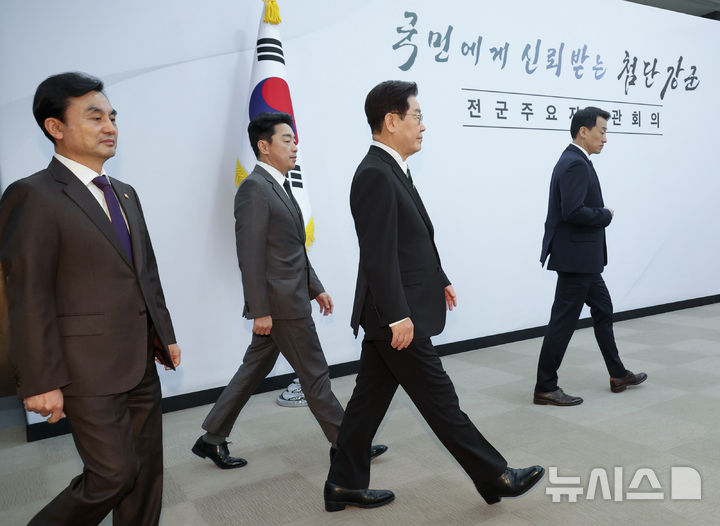 [서울=뉴시스] 고범준 기자 = 이재명 대통령이 27일 서울 용산 국방부에서 열린 전군주요지휘관회의에 입장하고 있다. (청와대통신사진기자단) 2026.03.27. bjko@newsis.com