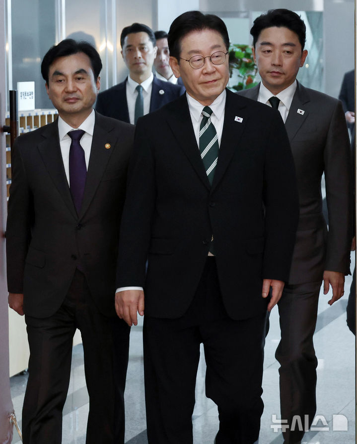 [서울=뉴시스] 고범준 기자 = 이재명 대통령이 27일 서울 용산 국방부에서 열린 전군주요지휘관회의에 입장하고 있다. (청와대통신사진기자단) 2026.03.27. bjko@newsis.com