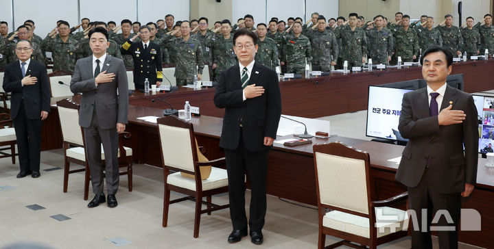 [서울=뉴시스] 고범준 기자 = 이재명 대통령이 27일 서울 용산 국방부에서 열린 전군주요지휘관회의에서 국민의례를 하고 있다. (청와대통신사진기자단) 2026.03.27. bjko@newsis.com