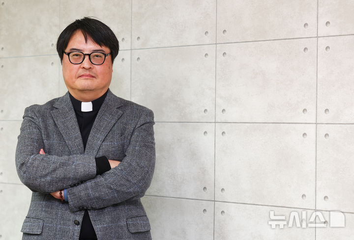 [서울=뉴시스] 김근수 기자 = 책 'AI시대의 삶과 신앙' 저자 김도현 바오로 신부가 28일 서울 중구 공감언론 뉴시스 본사 회의실에서 뉴시스와 인터뷰에 앞서 기념촬영을 하고 있다. 2026.03.28. ks@newsis.com