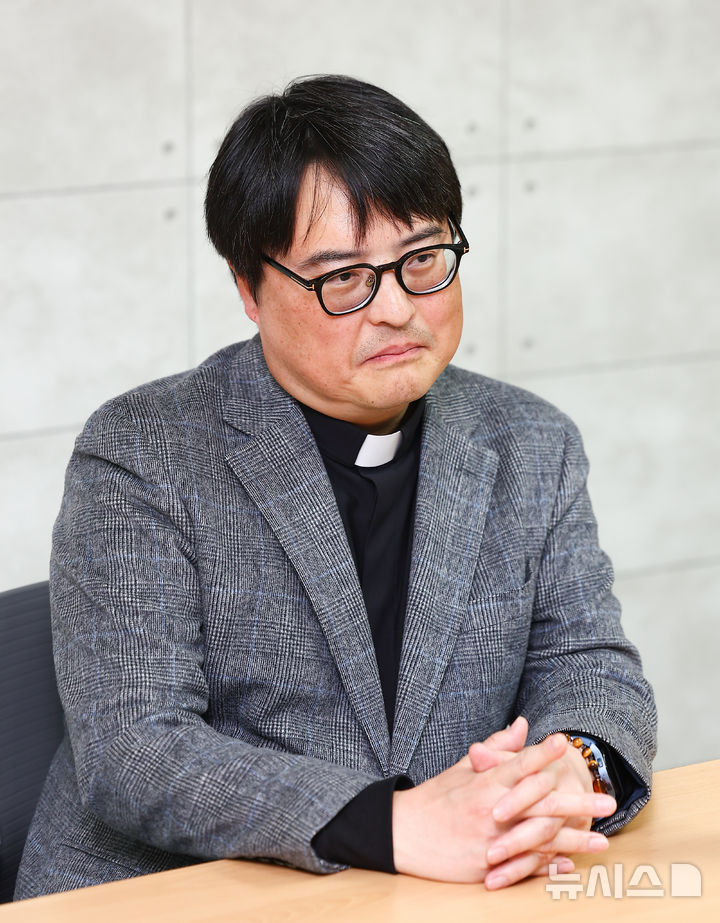 [서울=뉴시스] 김근수 기자 = 책 'AI시대의 삶과 신앙' 저자 김도현 바오로 신부가 28일 서울 중구 공감언론 뉴시스 본사 회의실에서 뉴시스와 인터뷰를 하고 있다. 2026.03.28. ks@newsis.com
