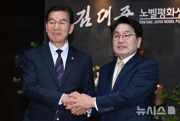 [목포=뉴시스] 박기웅 기자 = 더불어민주당 초대 전남광주특별시장 본경선 주자인 강기정 예비후보와 신정훈 예비후보가 27일 목포시 김대중노벨평화상기념관에서 후보 단일화에 합의한 뒤 악수를 나누고 있다. 2026.03.27. pboxer@newsis.com