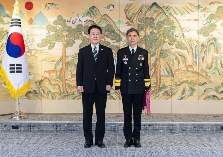 [서울=뉴시스] 이재명 대통령이 27일 서울 용산 국방부에서 김경률 신임 해군참모총장에게 삼정검 수치를 수여한 뒤 기념촬영을 하고 있다. (사진=청와대 제공) 2026.03.27. photo@newsis.com *재판매 및 DB 금지