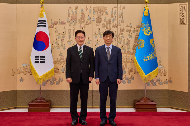 [서울=뉴시스] 송상교 진실·화해를위한과거사정리위원회(진실화해위) 위원장이 제주 4·3 희생자 추념일을 기리며, 국가폭력 범죄에 대한 공소시효·소멸시효 배제 제도 도입에 적극 나서겠다고 밝혔다. 사진은 이재명 대통령이 지난달 27일 청와대 본관 접견실에서 열린 임명장 및 위촉장 수여식에서 송 위원장에게 임명장을 수여한 뒤 기념촬영을 하고 있는 모습. (사진=청와대 제공) 2026.04.02. photo@newsis.com *재판매 및 DB 금지