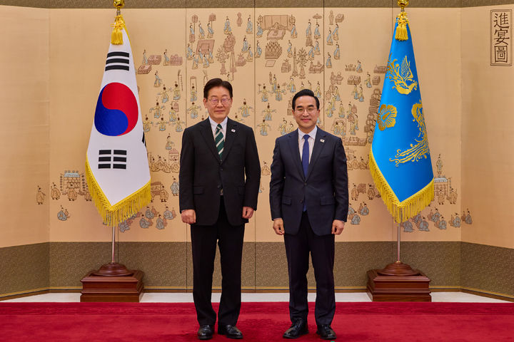 [서울=뉴시스] 이재명 대통령이 27일 청와대 본관 접견실에서 열린 임명장 및 위촉장 수여식에서 박홍근 기획예산처 장관에게 임명장을 수여한 뒤 기념촬영을 하고 있다. (사진=청와대 제공) 2026.03.27. photo@newsis.com *재판매 및 DB 금지