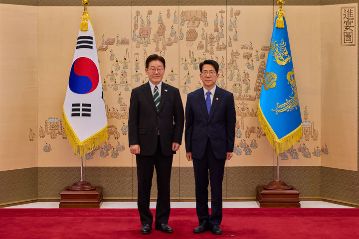 [서울=뉴시스] 이재명 대통령이 27일 청와대 본관 접견실에서 열린 임명장 및 위촉장 수여식에서 황종우 해양수산부 장관에게 임명장을 수여한 뒤 기념촬영을 하고 있다. (사진=청와대 제공) 2026.03.27. photo@newsis.com *재판매 및 DB 금지