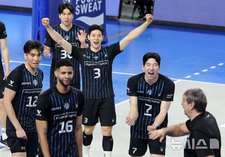 [천안=뉴시스] 홍효식 기자 = 27일 충남 천안 유관순체육관에서 열린 2025-2026 V-리그 남자부 플레이오프 1차전 현대캐피탈과 우리카드의 경기, 현대캐피탈 선수들이 득점에 기뻐하고 있다. 2026.03.27. yesphoto@newsis.com