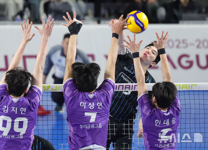 [천안=뉴시스] 홍효식 기자 = 27일 충남 천안 유관순체육관에서 열린 2025-2026 V-리그 남자부 플레이오프 1차전 현대캐피탈과 우리카드의 경기, 현대캐피탈 허수봉이 공격하고 있다. 2026.03.27. yesphoto@newsis.com