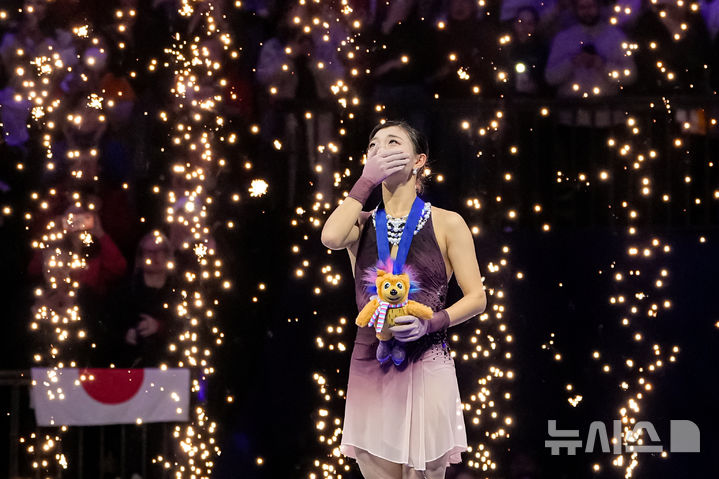 [프라하=AP/뉴시스] 사카모토 가오리(일본)가 27일(현지 시간) 체코 프라하 O2 아레나에서 열린 2026 국제빙상경기연맹(ISU) 피겨스케이팅 세계선수권 여자 싱글 금메달을 목에 건 뒤 눈물을 흘리고 있다. 2026.03.28.