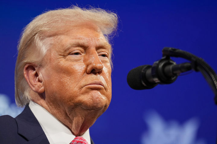 [마이애미=AP/뉴시스]도널드 트럼프 미국 대통령이 27일(현지 시간) 미국 플로리다주 마이애미에서 사우디 국부 펀드가 주최한 퓨처 인베스트먼트 이니셔티브(FII) 행사에서 연설하고 있다. 2026.03.28.