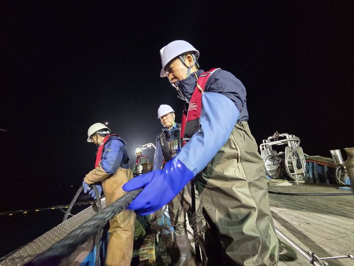 [경북=뉴시스]정청래 더불어민주당 대표가 28일 경북 영덕군 강구항 인근 해역에서 조업에 참여하고 있다.(사진=국회기자단 공동취재)2026.03.28. photo@newsis.com *재판매 및 DB 금지