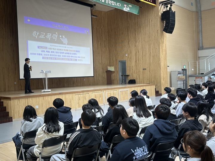 [고성=뉴시스] 남우철 고성경찰서장이 27일 고성중학교 대강당에서 전교생(247명)을 대상으로 학교폭력 특별 예방 교육을 실시하고 있다. (사진=고성경찰서 제공) 2026.03.28. photo@newsis.com *재판매 및 DB 금지