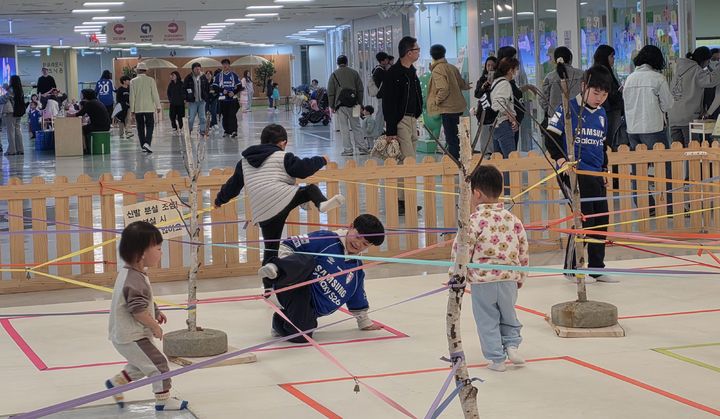 [용인=뉴시스] 이준구 기자 = 28일 용인어린이상상의숲에서 뛰노는 어린이들. 2026.03.28. caleb@newsis.com *재판매 및 DB 금지