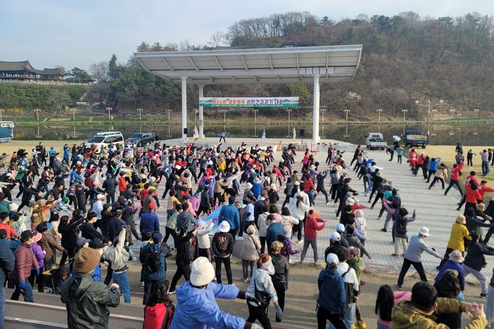 [밀양=뉴시스] 걷기대회 참가자들이 안전한 걷기 운동을 위해 출발 전 함께 준비운동을 하고 있다. (사진=밀양시 제공) 2026.03.28. photo@newsis.com *재판매 및 DB 금지