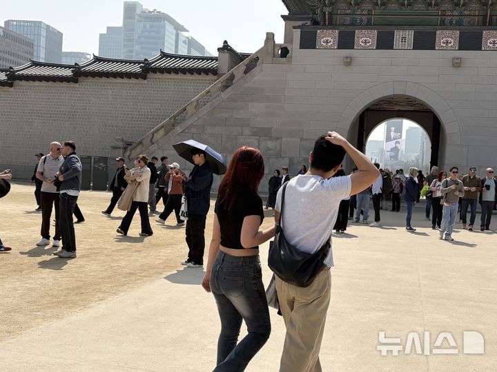 [서울=뉴시스]신유림 기자=28일 오후 서울 종로구 경복궁을 찾은 시민들이 따스한 봄볕 속에 반팔 차림으로 나들이를 즐기고 있다. 2026.03.28. spicy@newsis.com