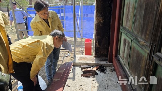 [서울=뉴시스] 28일 오전 5시30분께 경복궁 근정전 인근 자선당 삼비문 쪽문에 화재가 발생해 15분 만에 진화했다. 허민 국가유산청장이 화재 현장을 살펴 보고 있다. (사진=국가유산청 제공) 2026.03.28. photo@newsis.com