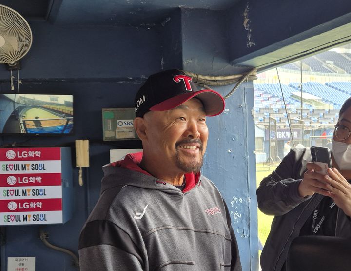 [서울=뉴시스] 문채현 기자 = 프로야구 LG 트윈스의 김용일 수석트레이너코치가 28일 서울 잠실구장에서 열리는 2026 신한 쏠 KBO리그 KT 위즈와의 개막전 시구를 앞두고 취재진과 인터뷰를 하고 있다. 2026.03.28. dal@newsis.com *재판매 및 DB 금지