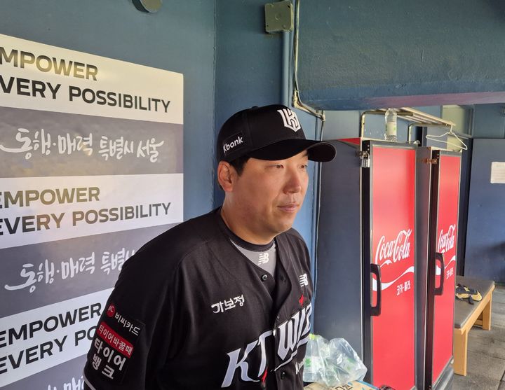 [서울=뉴시스] 문채현 기자 = 프로야구 KT 위즈 김현수가 28일 서울 잠실구장에서 열리는 2026 신한 쏠 KBO리그 LG 트윈스와의 개막전을 앞두고 취재진과 인터뷰를 하고 있다. 2026.03.28. dal@newsis.com *재판매 및 DB 금지