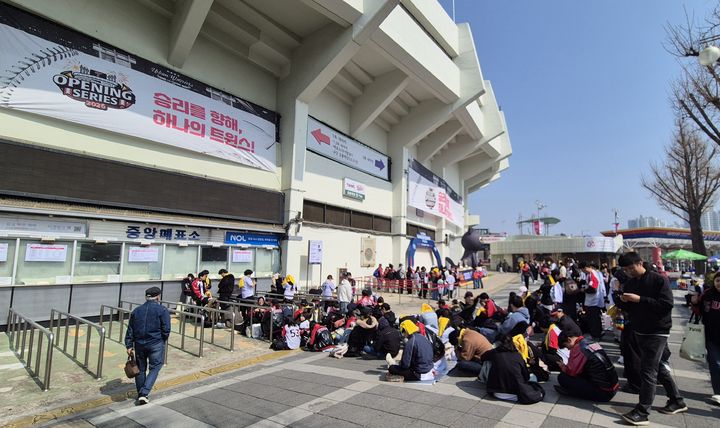 [서울=뉴시스] 문채현 기자 = 2026 신한 쏠 KBO리그 KT 위즈와 LG 트윈스의 개막전이 열리는 잠실구장 앞 중앙매표소에 현장 취소표를 구하기 위한 줄이 길게 늘어서 있다. 2026.03.28. dal@newsis.com *재판매 및 DB 금지