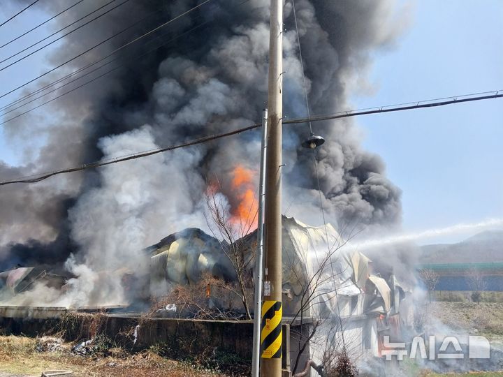 하동 그릇도매업체 화재…플라스틱 제품 많아 진화 난항