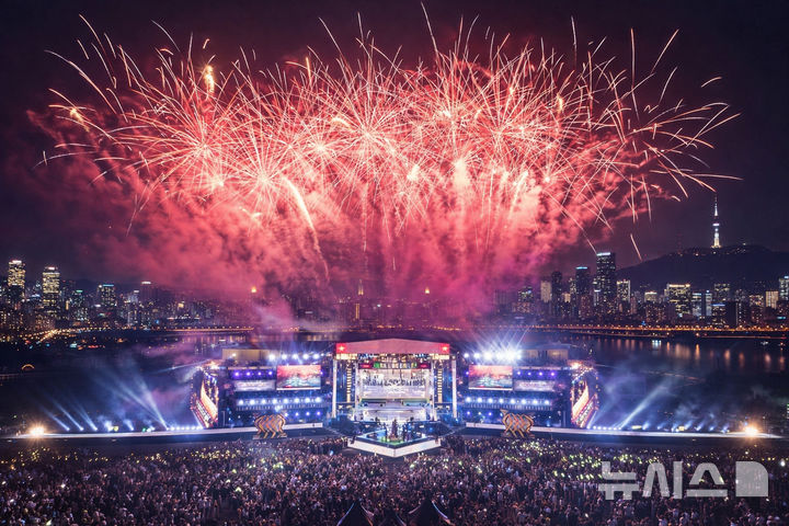 [서울=뉴시스]"역동적 서울의 매력"…'서울스프링페스티벌' 원더쇼 (사진 = 서울관광재단 제공)