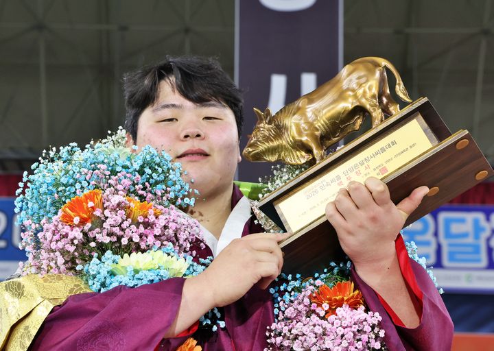 [서울=뉴시스] 28일 충청북도 단양군 단양체육관 동관에서 열린 '위더스제약 2026 민속씨름 단양온달장사씨름대회' 백두장사(140㎏ 이하)에 등극한 김민재(영암군민속씨름단)가 황소트로피를 들고 기념사진을 찍고 있다. (사진=대한씨름협회 제공) 2026.03.28. photo@newsis.com *재판매 및 DB 금지