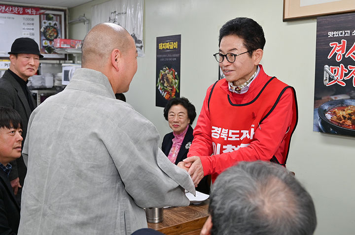 [안동=뉴시스] 국민의힘 이철우 경북도지사 예비후보가 28일 경산중앙시장을 방문해 주민들과 인사하고 있다. (사진=이철우 예비후보 측 제공) 2026.03.28. photo@newsis.com *재판매 및 DB 금지