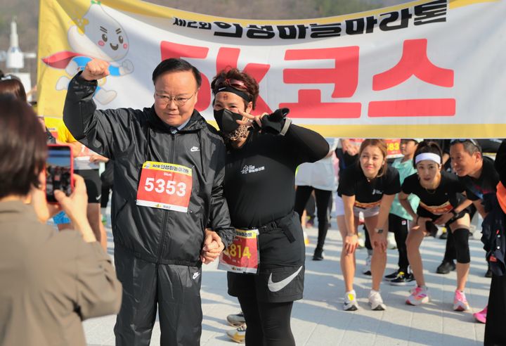 [안동=뉴시스] 28일 국민의힘 김재원 경북도지사 예비후보가 '제2회 의성마늘마라톤대회'에 참석해 지역 주민들과 인사하고 있다. (사진=김재원 후보 측 제공) 2026.03.28. photo@newsis.com *재판매 및 DB 금지