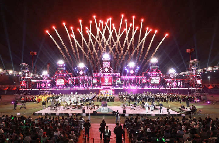 [창원=뉴시스] 강경국 기자 = 27일 오후 경남 창원시 진해구 진해공설운동장에서 제64회 진해군항제와 2026진해군악의장페스티벌 공동개막식이 개최되고 있다. (사진=창원시청 제공). 2026.03.28. photo@newsis.com *재판매 및 DB 금지