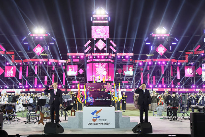 [창원=뉴시스] 강경국 기자 = 27일 오후 경남 창원시 진해구 진해공설운동장에서 제64회 진해군항제와 2026진해군악의장페스티벌 공동개막식이 개최되고 있다. (사진=창원시청 제공). 2026.03.28. photo@newsis.com *재판매 및 DB 금지