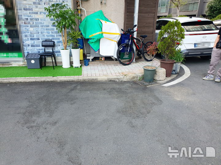 [창원=뉴시스] 강경국 기자 = 지난 27일 오전 경남 창원시 한 아파트 상가 주차장에서 칼부림 사건이 발생한 가운데 28일 오후 행인들이 사고 현장을 보고 있다. 2026.03.28. kgkang@newsis.com