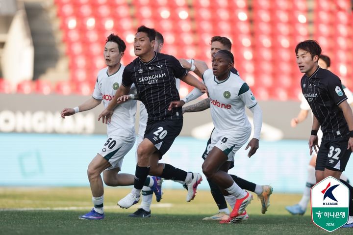 [서울=뉴시스] 프로축구 K리그2 김포FC의 박동진, 디자우마와 성남FC의 이상민. (사진=한국프로축구연맹 제공) 2026.03.28. photo@newsis.com *재판매 및 DB 금지