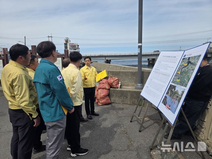 [제주=뉴시스] 제주시, 여름 행락철 및 집중호우 대비 하천·계곡 주변 불법 점용시설 점검 모습. (사진=제주시 제공) 2026.03.29. photo@newsis.com *재판매 및 DB 금지