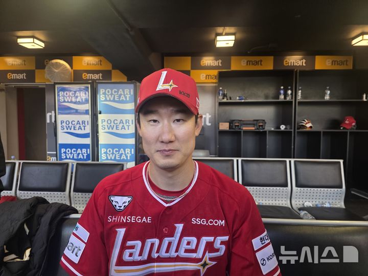 [인천=뉴시스] 김희준 기자 = SSG 랜더스의 오태곤이 28일 인천 SSG랜더스필드에서 벌어진 2026 신한 쏠 KBO리그 KIA 타이거즈와의 개막전을 마친 뒤 인터뷰를 하고 있다. 2026.03.28jinxijun@newsis.com