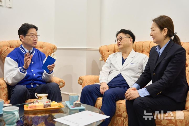 [고성=뉴시스]김경수 더불어민주당 경남도지사 후보가 28일 의료취약지역인 고성군 강병원을 찾아 강진구 병원장장으로부터 애로 사항을 듣고 있다.(사진=김경수 선거사무소 제공) 2026.03.28. photo@newsis.com