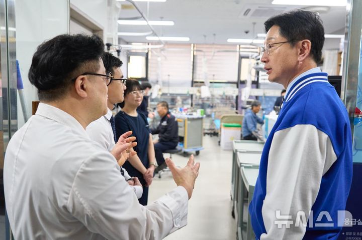 [고성=뉴시스]김경수(오른쪽) 더불어민주당 경남도지사 후보가 28일 의료취약지역인 고성군 강병원을 찾아 강진구(맨 왼쪽) 병원장장의 안내로 365안심병동을 둘러보고 있다.(사진=김경수 선거사무소 제공) 2026.03.28. photo@newsis.com