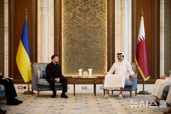 [서울=뉴시스] 볼로디미르 젤렌스키 우크라이나 대통령(왼쪽)과 타밈 빈 하마드 알사니 카타르 국왕이 28일(현지 시간) 카타르 도하 아마리 디완에서 회담하고 있다. (사진=우크라이나 대통령실 제공) 2026.03.28.